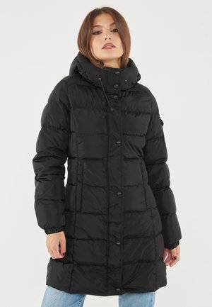 Cappotto invernale nero con cappuccio, caratterizzato da un design trapuntato, bottoni frontali e dettagli con cordino. Realizzato in un materiale lucido e liscio.