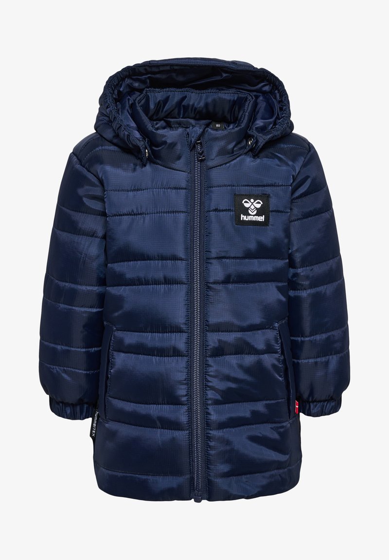 Mörkblå pufferjacka med huva, som har dragkedjestängning fram, quiltat mönster och ett logotypmärke på övre vänstra sidan.