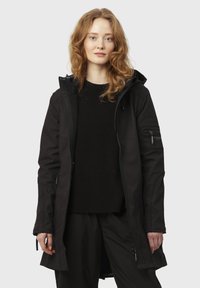 Długi czarny wodoodporny płaszcz z kapturem, zapinany na zamek, z kieszeniami. Posiada regulowane mankiety i elegancki design.