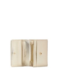 Zlata kovinska denarnica z gladko površino, več kartičnimi predali in zapiranjem na gumb. V notranjosti je prikazana logotip, vtisnjen v material.