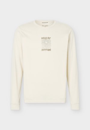 Μπλούζα μακρυμάνικη κρεμ με στρογγυλή λαιμόκοψη που έχει κεντρικό καφέ γραφικό και το κείμενο "WILD BY NATURE."