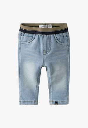 Pantalones de mezclilla de un azul claro con una cinturilla elástica suave, con rayas beige y marino, cinco bolsillos y detalles cosidos.