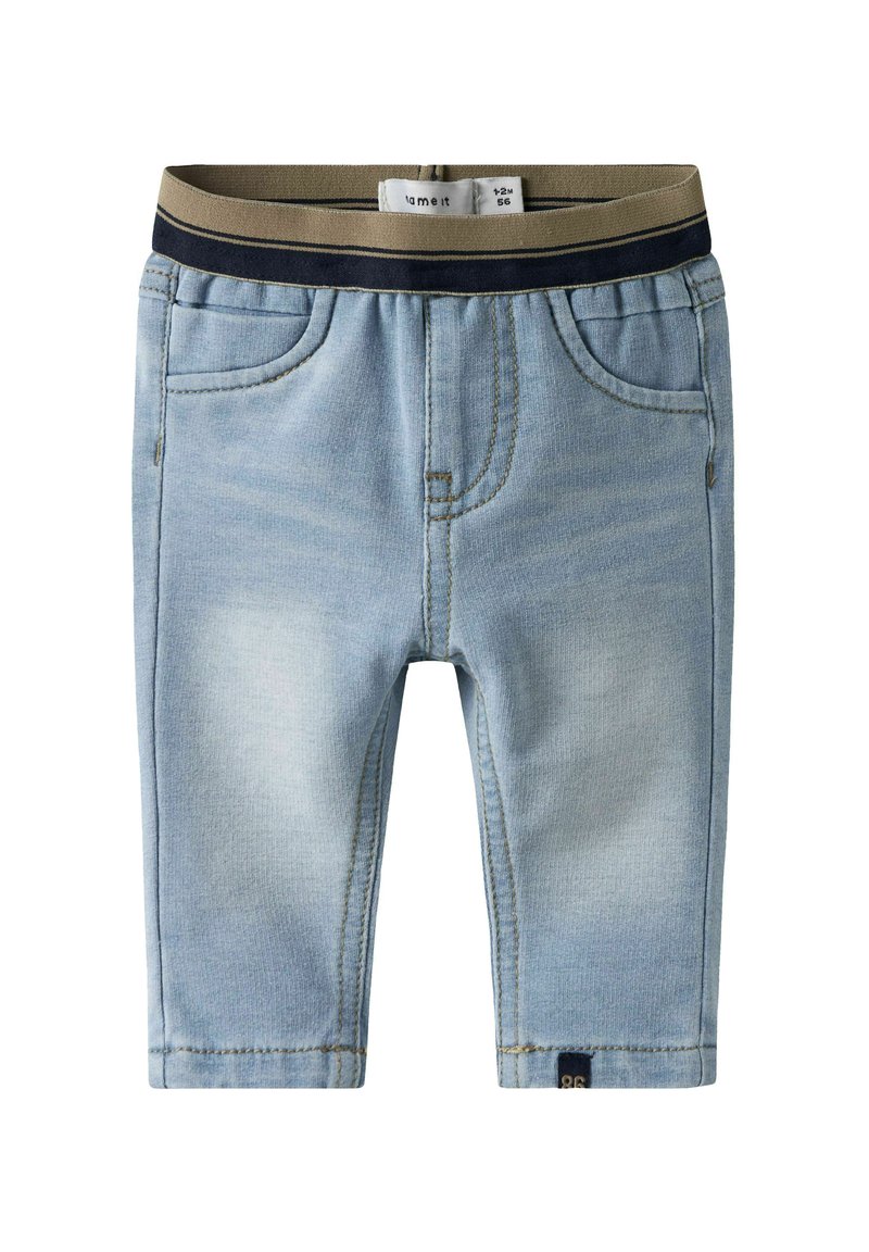 Pantalones de mezclilla de un azul claro con una cinturilla elástica suave, con rayas beige y marino, cinco bolsillos y detalles cosidos.