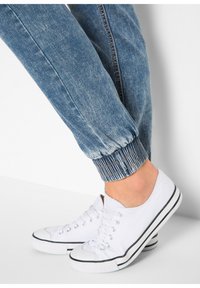 bonprix UMSTANDS JOGGER-STIL MIT BINDEBAND - Jean slim - blau