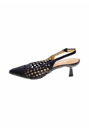 Scarpa slingback nera intrecciata con punta affilata, tacco kitten e cinturino alla caviglia, con un design traspirante a trama aperta.