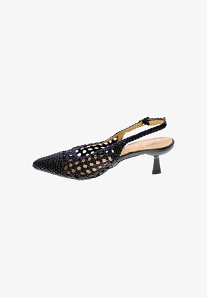 Scarpa slingback nera intrecciata con punta affilata, tacco kitten e cinturino alla caviglia, con un design traspirante a trama aperta.