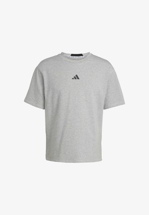 Grå bomulls T-skjorte med korte ermer. Har rund hals og en svart Adidas-logo på brystet. Enkel og uprydelig design.