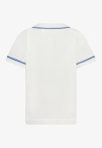 Camiseta de manga corta blanca con un cuello clásico y ribete azul, textura suave y corte recto. Diseño liso en la parte trasera, sin patrones ni gráficos.