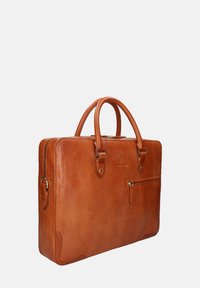 Valise en cuir marron avec double poignées, poche avant zippée et surface texturée, présentée sur un fond gris clair uni.