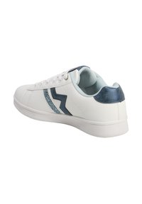 Sneaker bianco con una tomaia sintetica liscia, dotata di un accento testurizzato blu e un inserto metallico sul tallone. Chiusura con lacci, suola in gomma piatta.