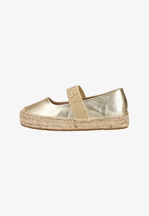 Goldene flache Espadrille mit gewebter Jutesohle und elastischem Riemen oben, geprägt mit den Buchstaben "AY".
