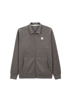 Veste zippée en polaire grise avec un col, deux poches avant et un petit logo brodé sur le côté supérieur gauche. Texture douce et design décontracté.