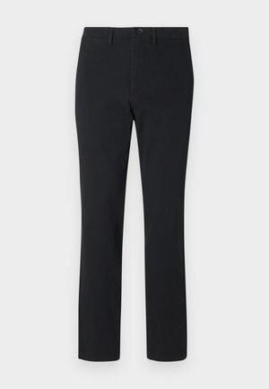 Pantaloni negri, cu croi drept, fabricați dintr-un material neted. Au închidere frontală cu nasture, bucle pentru curea și două buzunare laterale.