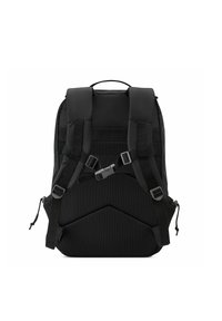 Zaino nero imbottito con pannello posteriore in rete, spallacci regolabili e chiusura a fibbia. Design minimalista senza loghi o motivi prominenti.
