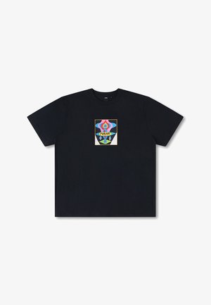 Zwarte katoenen t-shirt met een kleurrijk grafisch ontwerp op de voorkant, met geometrische vormen en het woord "FORMAT" prominent weergegeven.