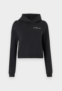 Melnā kroptā kapuču jakā ar garām piedurknēm un mazu baltu Nike logo uz kreisā krūšu rajona, pret vienkāršu fona.