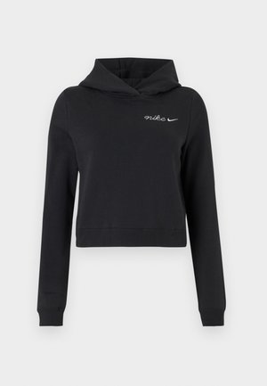 Fekete, cropped kapucnis pulcsi hosszú ujjal és kicsi fehér Nike logóval a bal mellrészen, egy sima háttér előtt.