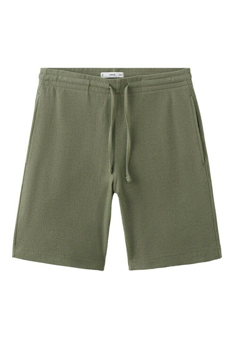 Shorts verts en tricot avec une taille élastique et un cordon de serrage, dotés de deux poches latérales et d'une coupe droite.