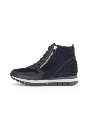 Sorte ruskind ankle boots med en sidelukning, strukturerede detaljer, gummisål og et quiltet mønster på bagsiden. Har en hvid stribe.