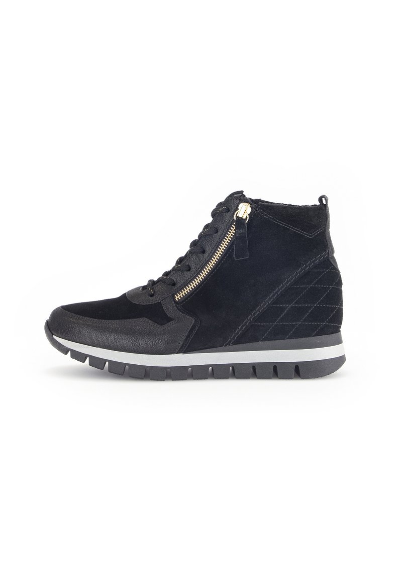 Sorte ruskind ankle boots med en sidelukning, strukturerede detaljer, gummisål og et quiltet mønster på bagsiden. Har en hvid stribe.