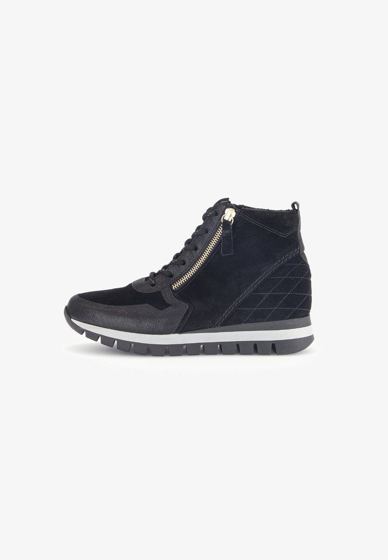 Sorte ruskind ankle boots med en sidelukning, strukturerede detaljer, gummisål og et quiltet mønster på bagsiden. Har en hvid stribe.