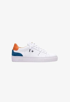 Witte leren sneaker met oranje en blauwe suède accenten, platte witte rubberen zool, ronde neus en klassieke vetersluiting.