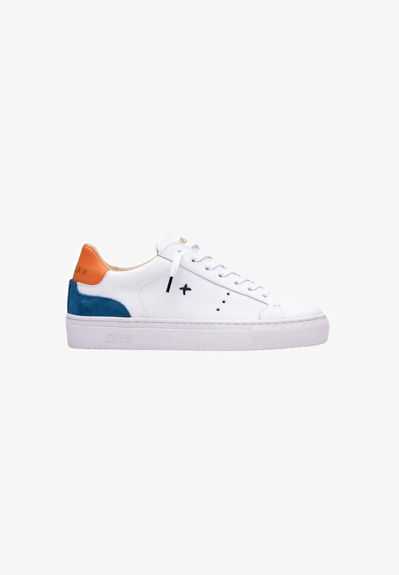 Sneakers en cuir blanc avec des accents en daim orange et bleu, semelle plate en caoutchouc blanc, bout rond et design classique à lacets.
