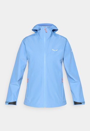 Veste imperméable bleu clair avec un col haut, une fermeture éclair frontale complète, deux poches latérales, un tire-zipp orange et des accents noirs aux poignets.