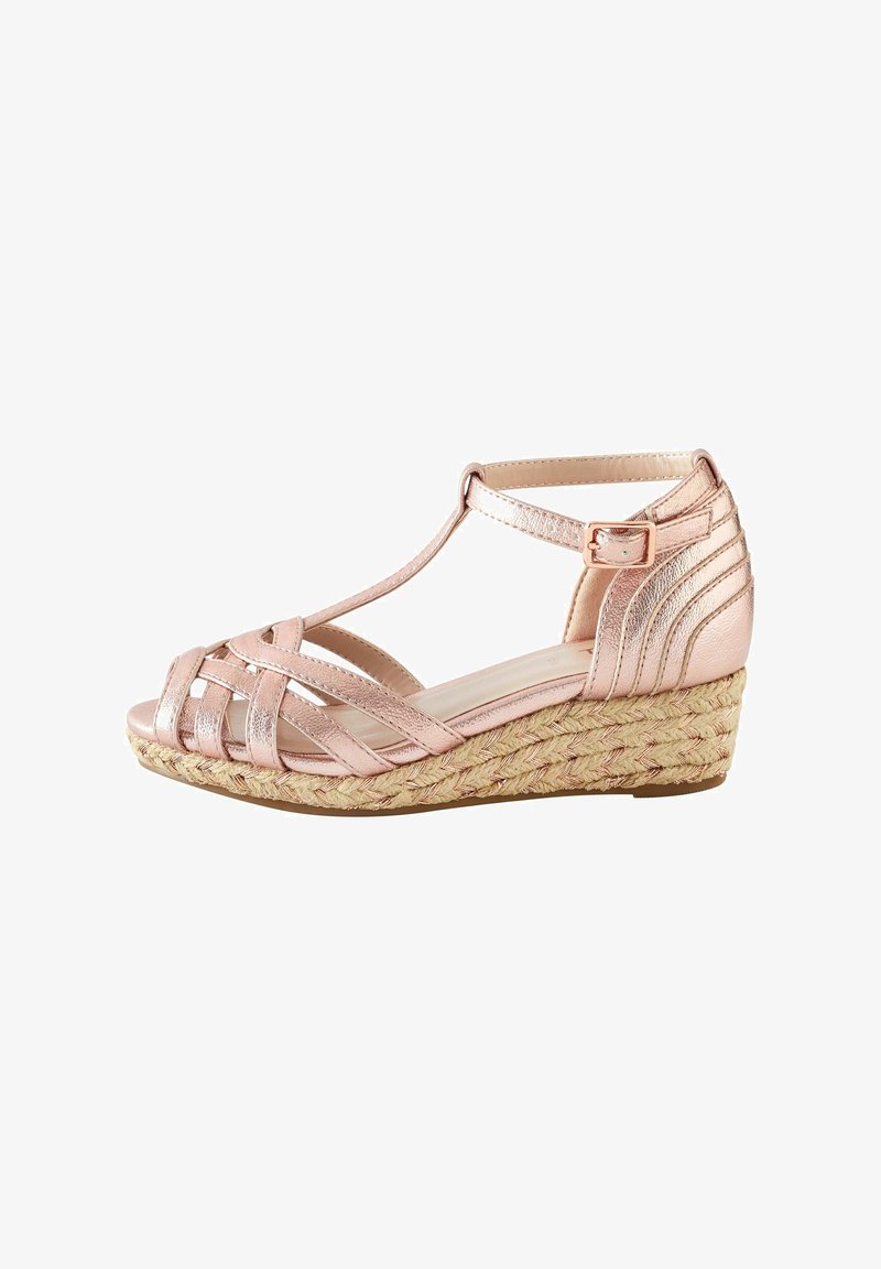 Sandale compensée métallisée couleur or rose avec semelle en jute tressée, bride en T, fermeture à boucle et design tissé à bout ouvert.