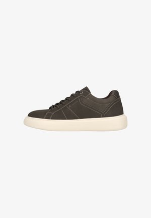 Mørkebrune sneakers med en glat overdel, hvid gummisål og kontrasterende hvid syning. Klassisk design med snørrebånd.