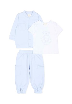 Jasnoniebieska kurtka dla niemowląt z przednimi kieszeniami i zatrzaskami, pasujące spodnie z elastycznymi mankietami oraz biała koszulka z nadrukiem misia.