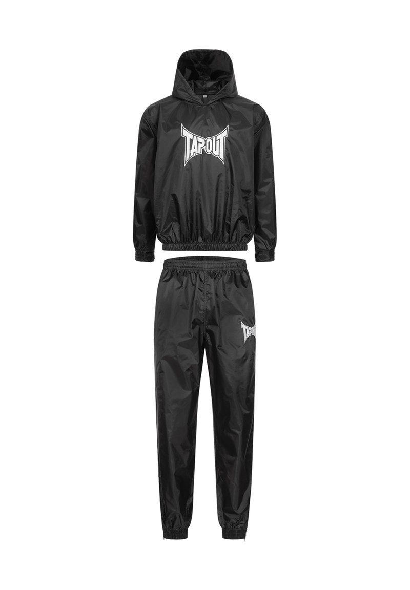 Crni trenirku od sjajnog, laganog materijala. Uključuje duksericu s kapuljačom i elastičnim rukavima, hlače s elastičnim pojasom i detalje s logotipom.
