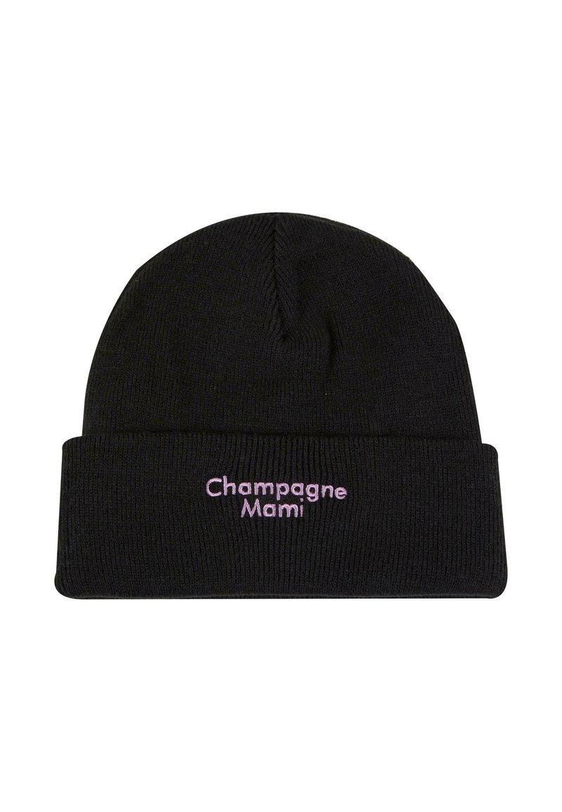 Svart strikket lue med brettet kant, med brodert tekst "Champagne Mami" i lyse lilla skrift. Myk tekstur og klassisk fasong.
