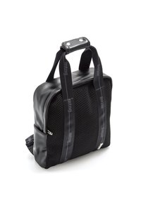 Mochila negra hecha de malla y cuero sintético, con dos asas y un bolsillo con cremallera en el lateral. Detalle sutil del logo en las correas.