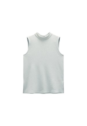 Jasnoniebieski bezrękawnik z wysokim dekoltem, wykonany z miękkiej, teksturowanej tkaniny. Posiada boczne rozcięcia oraz luźny krój.