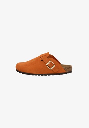 Zoccolo in suede arancione con punta curva, dettaglio con fibbia laterale e plantare in sughero. Suola in gomma nera con un motivo testurizzato per una buona aderenza.