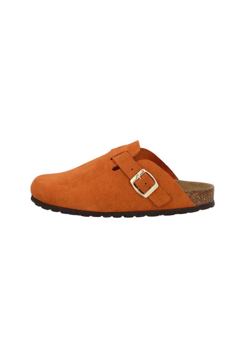 Oranje suède klomp met een gebogen teen, zijgespeldetail en een kurken voetbed. Zwarte rubberen zool met een gestructureerd patroon voor grip.