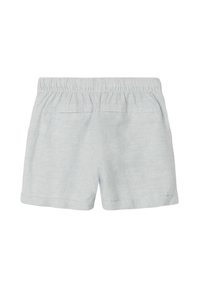 Shorts bleu clair à motif avec taille élastique et deux poches arrière. Le tissu est décontracté et texturé avec un design simple.