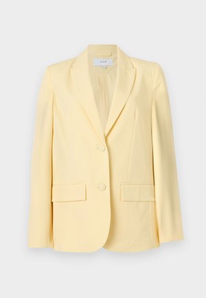 Ανοιχτό κίτρινο μονόπατο σακάκι με λαιμόκοψη notch, δύο εμπρόσθιες τσέπες με καπάκι και δύο ταιριαστά κουμπιά σε απλό φόντο.