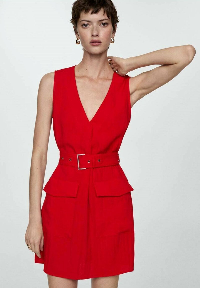 Robe rouge sans manches avec un décolleté en V profond, une taille ceinturée et deux poches avant. Fabriquée en tissu léger avec une texture lisse.