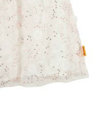 Weißes Kleid mit floralen Stickereien in Pink und Silber. Transparenter Stoff mit strukturierten Details und einem Etikett unten rechts.