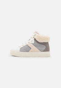 Höga sneakers i vitt läder, grå tygpaneler, beiga mockadetaljer, gyllene ögla, vita snören och beige imitationspälskrage.