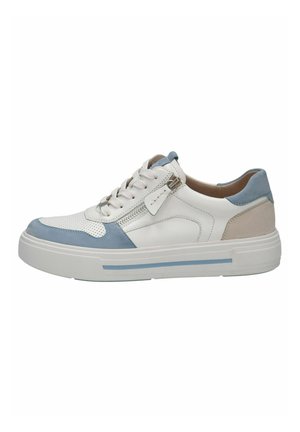 Witte sneaker met geperforeerde details, lichtblauwe suède accenten en een zijrits. Heeft een dikke witte zool met een blauwe streep.