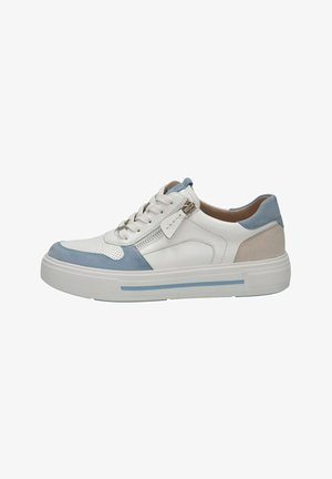 Witte sneaker met geperforeerde details, lichtblauwe suède accenten en een zijrits. Heeft een dikke witte zool met een blauwe streep.