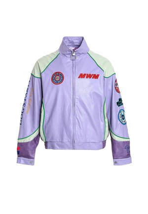 Chaqueta con cremallera de lavanda y verde claro con múltiples parches coloridos y texto rojo "MWM" en el frente y las mangas.