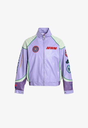 Chaqueta con cremallera de lavanda y verde claro con múltiples parches coloridos y texto rojo "MWM" en el frente y las mangas.