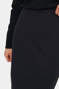 Fustă de un albastru închis, confecționată dintr-un material moale și elastic. Prezintă o textură fină, cu un design ajustat și un tiv mediu.