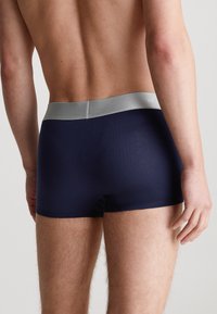 Calvin Klein Underwear TRUNK 3 PACK CKR STEEL COTTON - Calzoncillos - june bug cool water evening blue