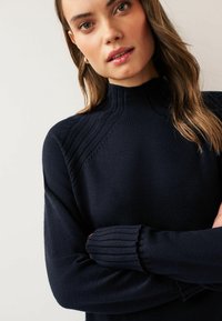 Next NECK MIDI - Strickkleid - navy blue