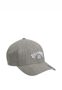 Cappellino da baseball grigio realizzato in tessuto testurizzato. Presenta un logo ricamato bianco sulla parte anteriore e una visiera curvata. Cinturino posteriore regolabile.